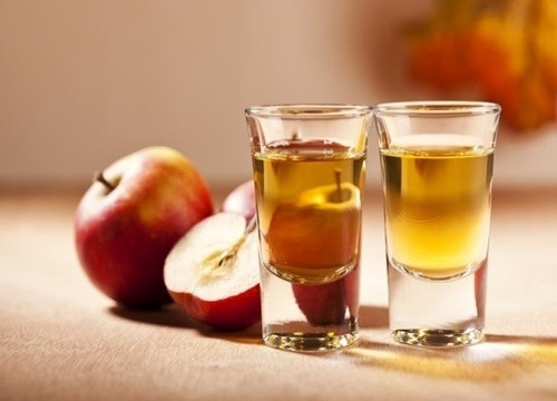 Elma sirkesi ve su
