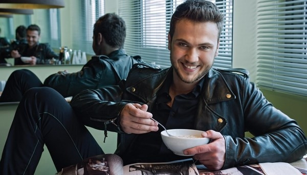 Tiyatrocu olan ağabeyi, annesinin de isteğiyle Aras Bulut’u cast ajansına yazdırdı. Bu şekilde onu ilk olarak reklam filmlerinde gördük.