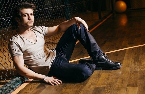 Derslerinde çok başarılı olan Aras’ın, aynı zamanda tiyatroda, futbolda ve basketbolda da oldukça iyi olduğu biliniyor.