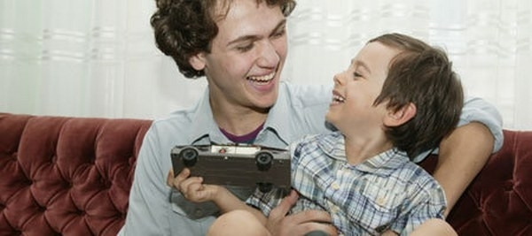 Oynadığı bir reklam filminde yönetmenin dikkatini çekerek 2010-2013 yılları arasında Öyle Bir Geçer Zaman Ki dizisinde Mete karakteriyle büyük bir kariyer yaptı.