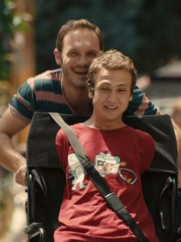 2013’ün sonlarına doğru Çağan Irmak’ın “Tamam mıyız” filminde kolları ve bacakları olmayan ‘İhsan’ karakteriyle oyunculuğunu herkese kanıtlamış oldu.