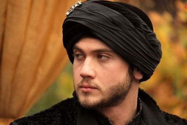 Aras Bulut, ülkemizde çoğu karizmatik aktörün oynadığı Muhteşem Yüzyıl’ın son sezonunda  Şehzade Bayezid rolündeydi.