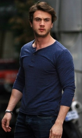 Geçtiğimiz senelerde O Ses Türkiye yarışmasının yılbaşı gecesinde kendi tarzıyla seslendirmiş olduğu şarkıyla da ismi birçok kez gündeme geldi.