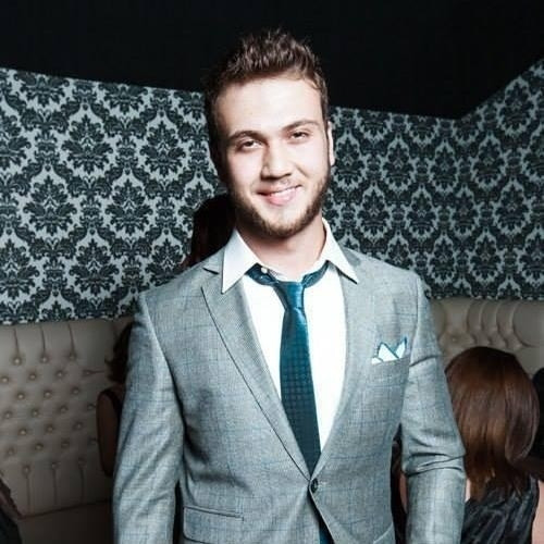 Çok çapkın bir adam değil. Hatta utangaç olduğunu söylüyor.