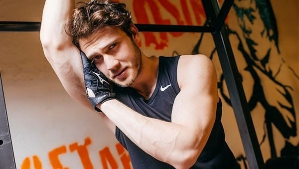 Yeni sezona bomba gibi düşen “İçerde” dizisinin başrolünü Çağatay Ulusoy’la paylaşıyor.