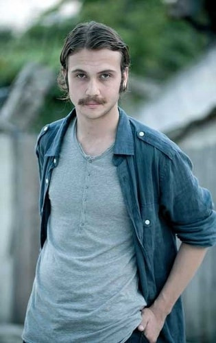 Yakışıklı oyuncuya başarılarının devamını diliyoruz.