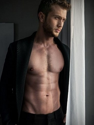 Yakışıklı oyuncu Aras Bulut İynemli’yi yakından tanıyalım