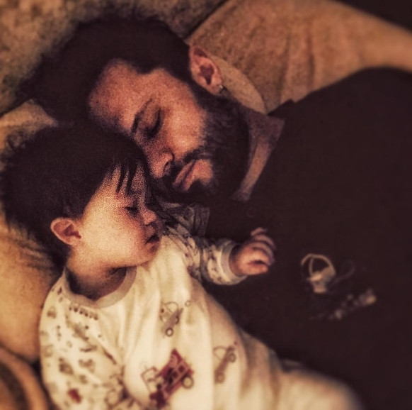 Şarkıcı Özgün ve Down sendromlu minik oğlu Ediz Şarkıcı Özgün ve Down sendromlu minik oğlu Ediz