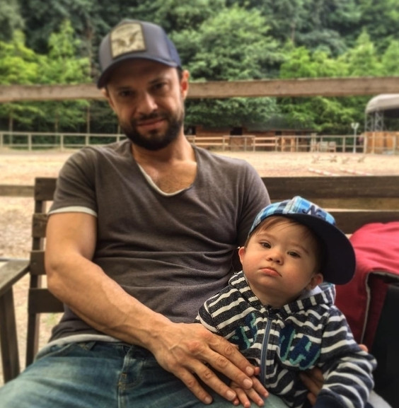 Şarkıcı Özgün ve Down sendromlu minik oğlu Ediz Şarkıcı Özgün ve Down sendromlu minik oğlu Ediz