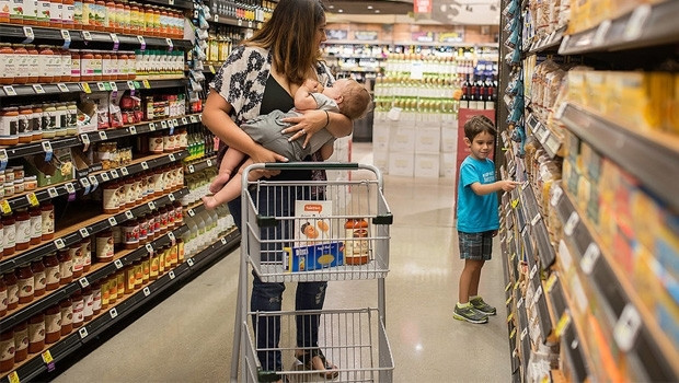 İlginç yerlerde çocuklarını emziren anneler