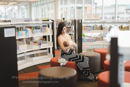 İlginç yerlerde çocuklarını emziren anneler