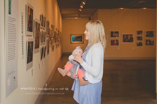 İlginç yerlerde çocuklarını emziren anneler