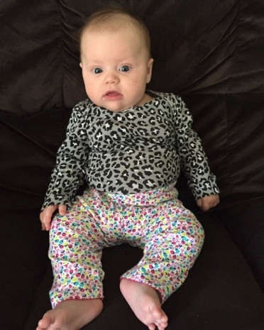 Babaları tarafından giydirilen bebeklerin şıklık yarışı Babaları tarafından giydirilen bebeklerin şıklık yarışı