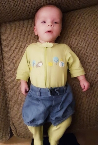 Babaları tarafından giydirilen bebeklerin şıklık yarışı Babaları tarafından giydirilen bebeklerin şıklık yarışı