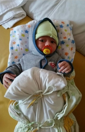 Babaları tarafından giydirilen bebeklerin şıklık yarışı Babaları tarafından giydirilen bebeklerin şıklık yarışı