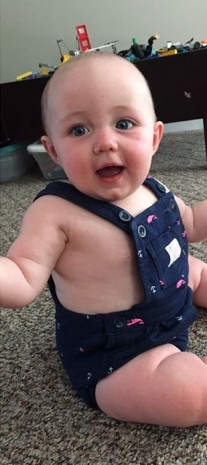 Babaları tarafından giydirilen bebeklerin şıklık yarışı Babaları tarafından giydirilen bebeklerin şıklık yarışı