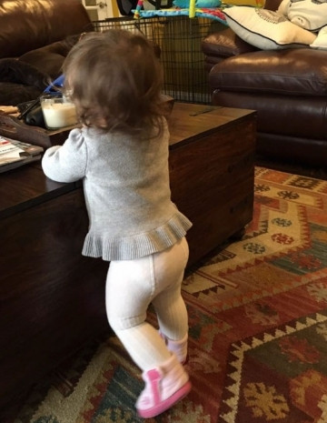 Babaları tarafından giydirilen bebeklerin şıklık yarışı Babaları tarafından giydirilen bebeklerin şıklık yarışı