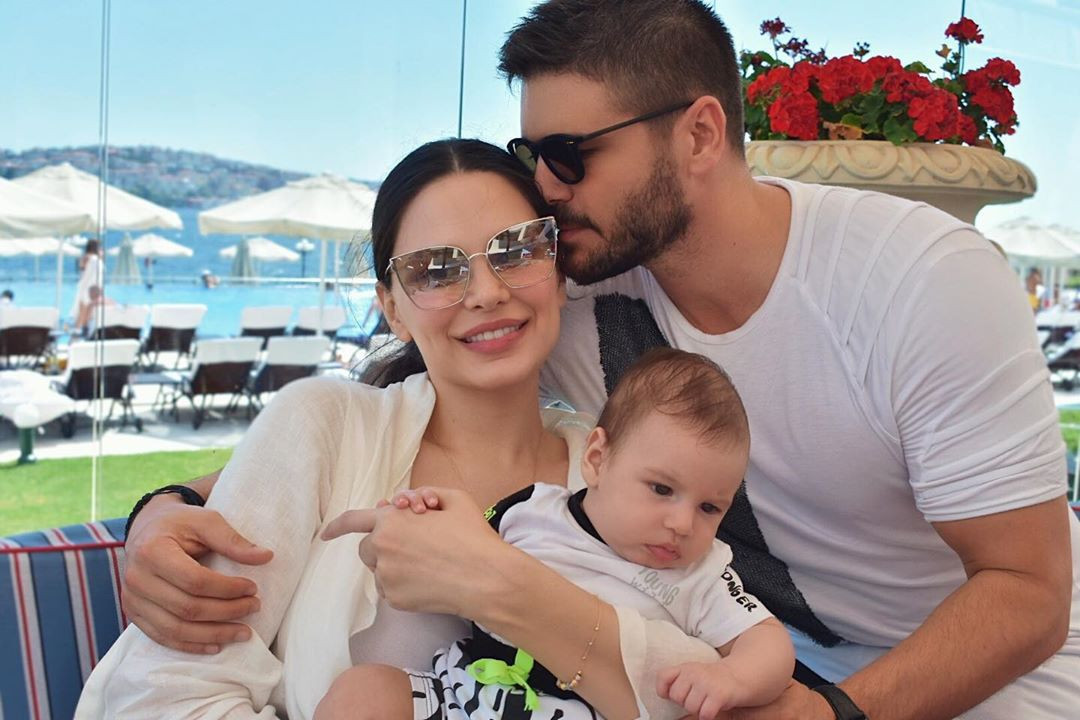 Demet Akalını çıldırtan yorum Bebeğinden utanmadığın belli Demet Akalını çıldırtan yorum Bebeğinden utanmadığın belli