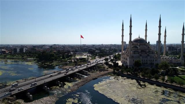 Seyhan Nehri yosunlar nedeniyle yeşile büründü