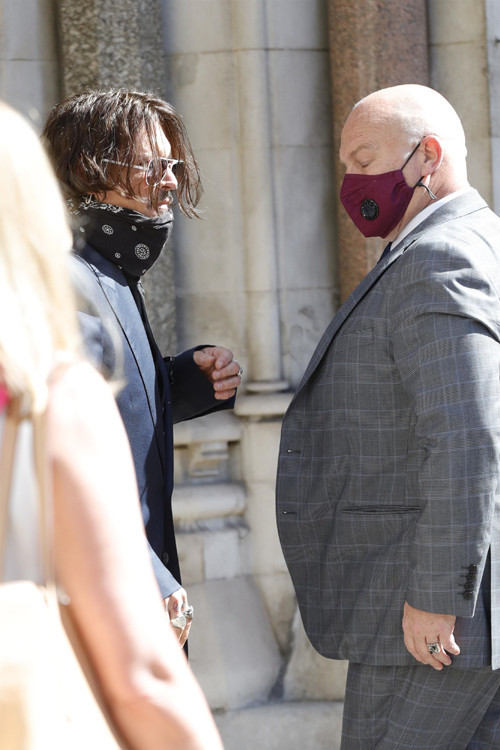 ZOR BİR ÇOCUKLUK GEÇİRDİM