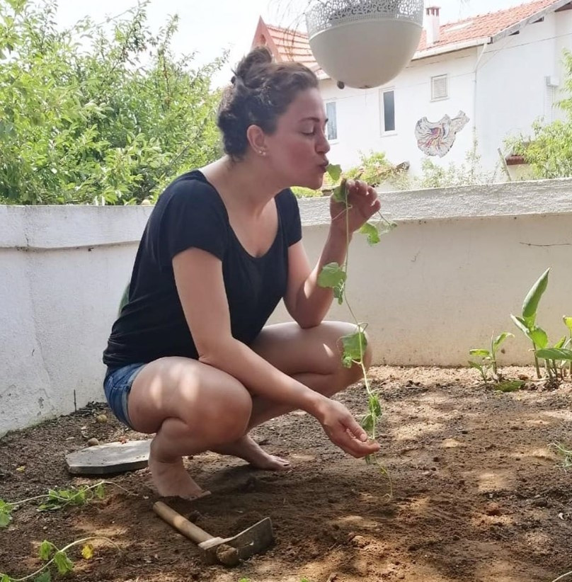 Ünlü oyuncu iki çocuğunu da alıp İstanbulu terk etti... Endonezyada yeni hayat