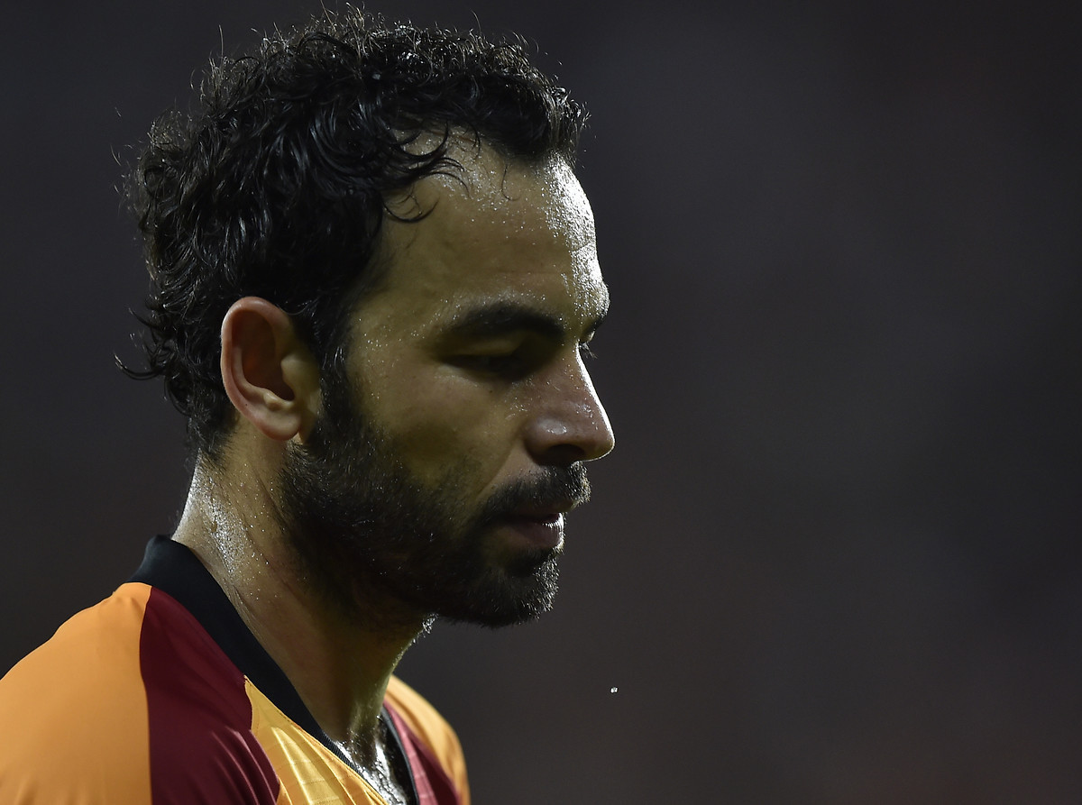 SELÇUK İNAN FUTBOLU BIRAKTI VE İDDİALAR ALEVLENDİ