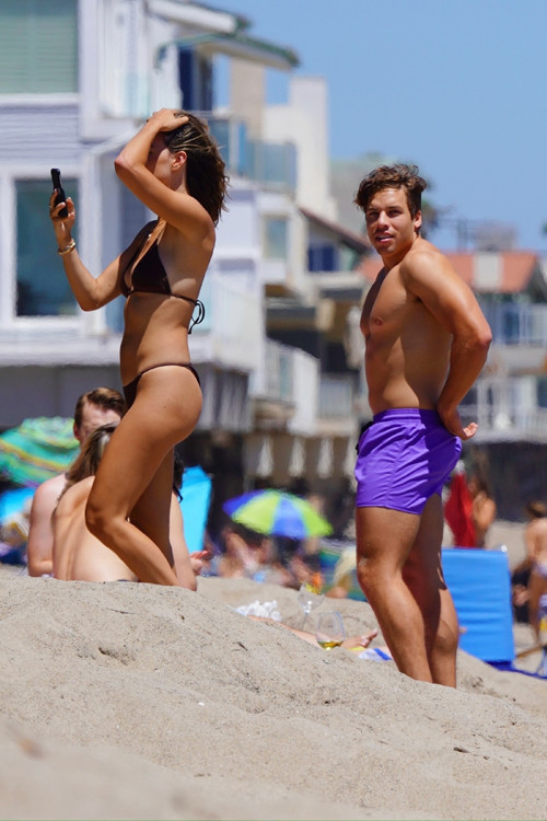 SEVGİLİSİ SELFIE ÇEKERKEN SEVGİLİSİ SELFIE ÇEKERKEN