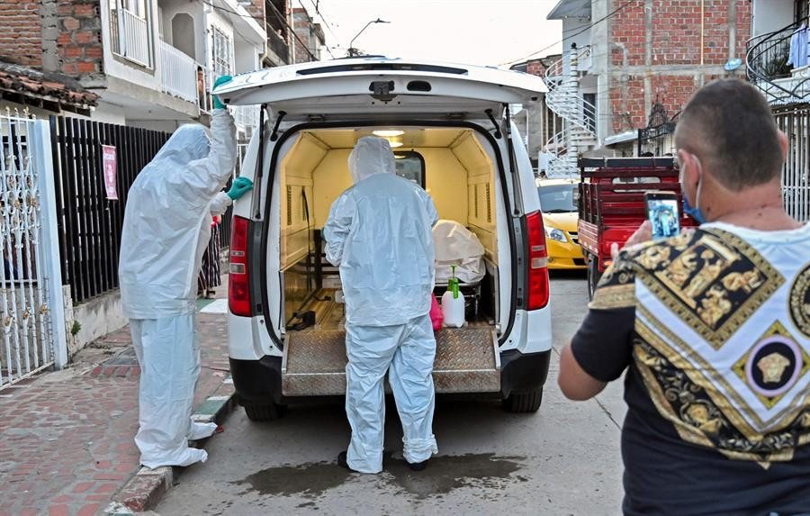 İngilterede büyük kriz Salgın ülkeyi böldü