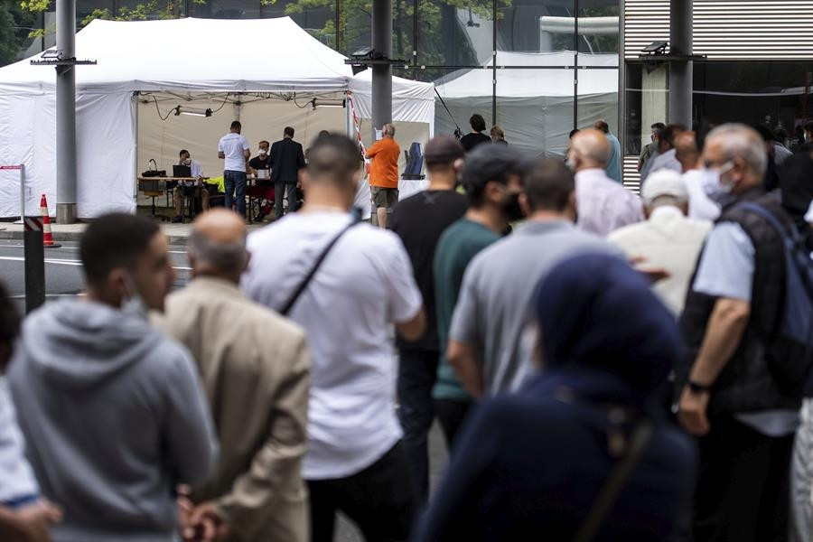 İngilterede büyük kriz Salgın ülkeyi böldü