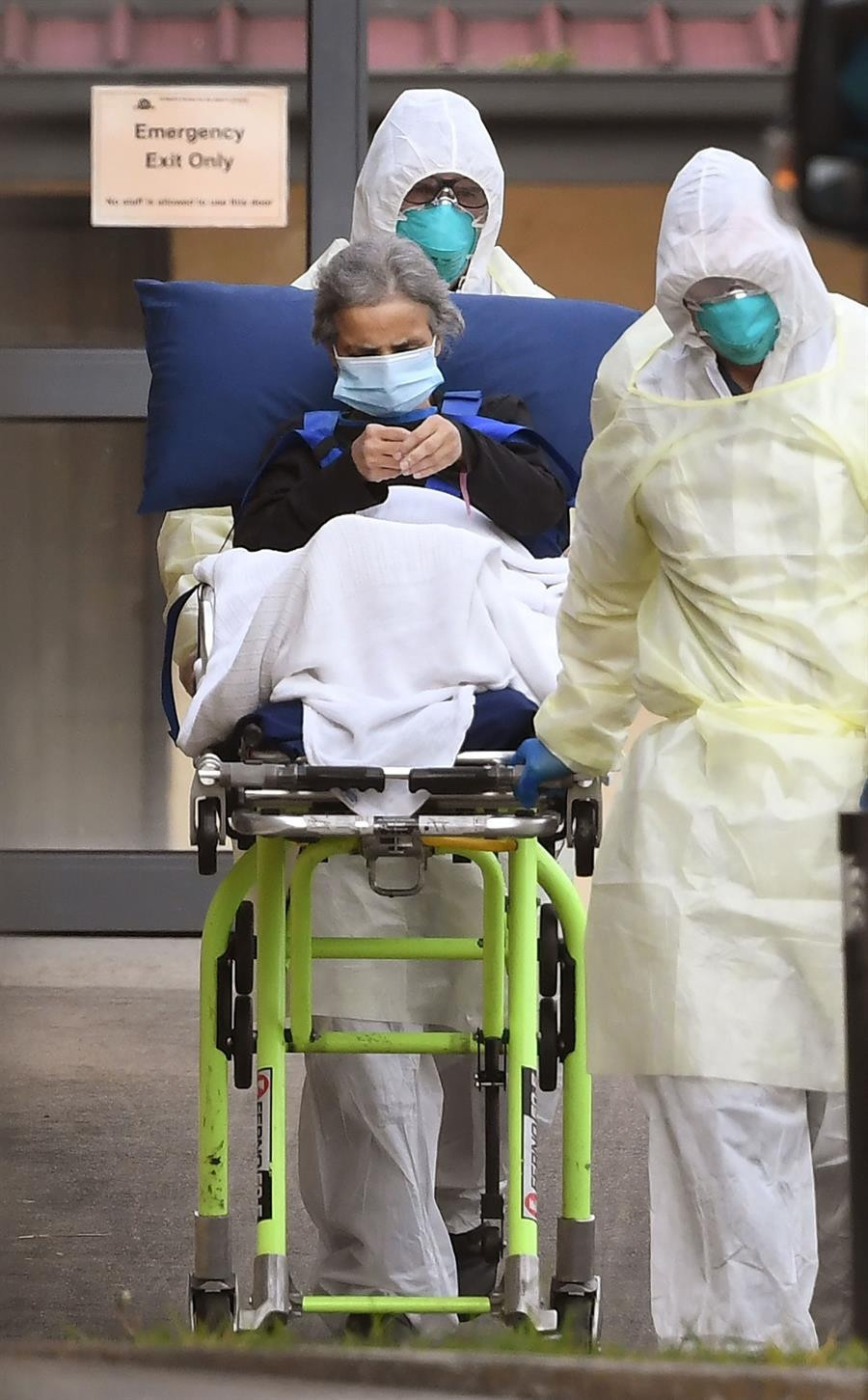 İngilterede büyük kriz Salgın ülkeyi böldü