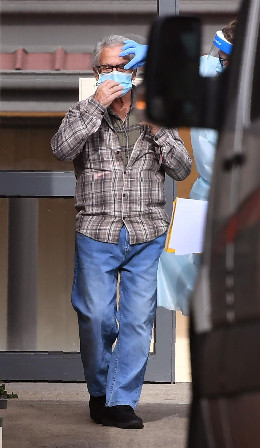 İngilterede büyük kriz Salgın ülkeyi böldü