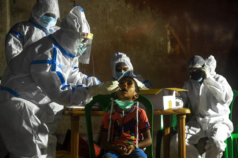 İngilterede büyük kriz Salgın ülkeyi böldü