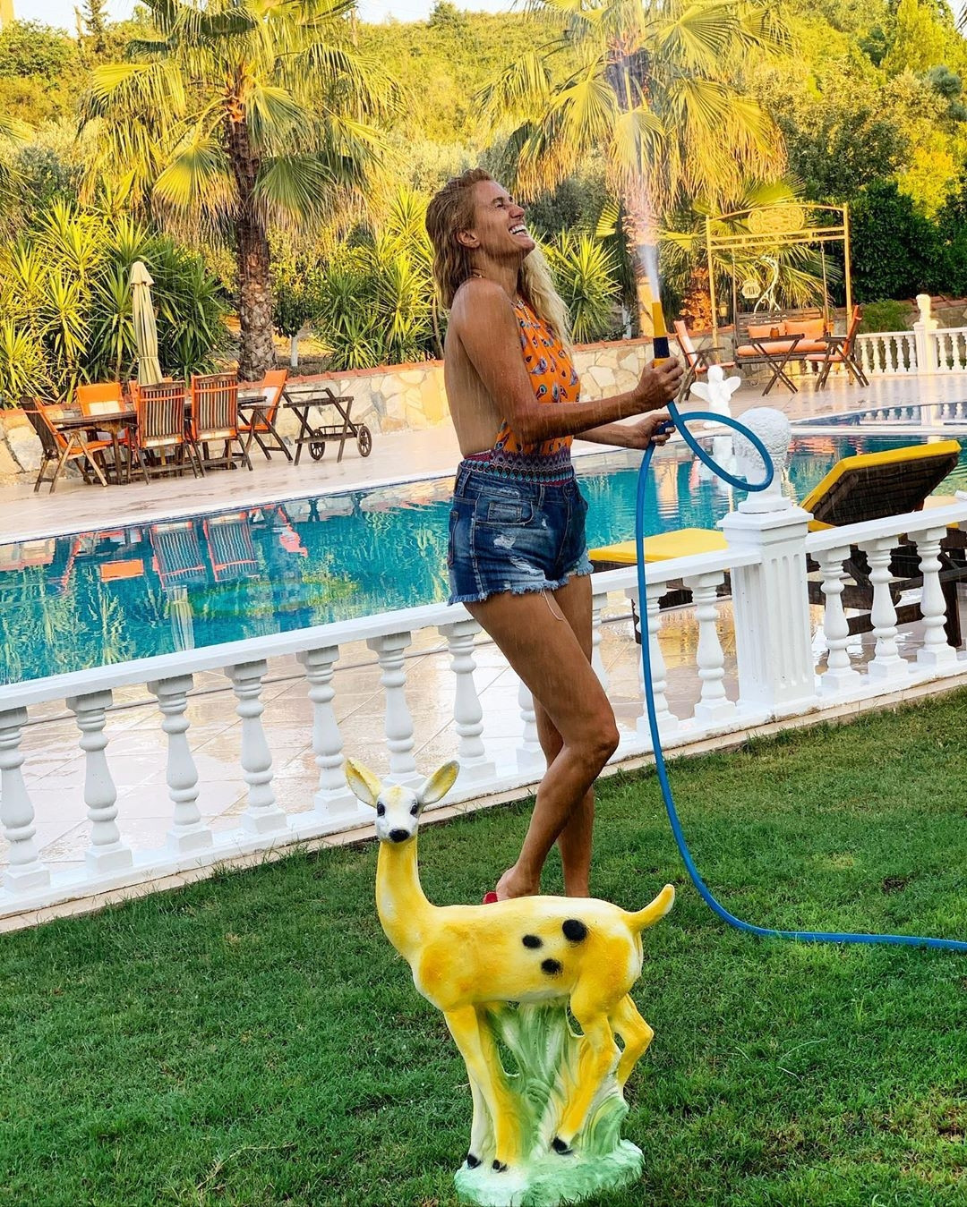 Ünlü oyuncu iki çocuğunu da alıp İstanbulu terk etti... Endonezyada yeni hayat