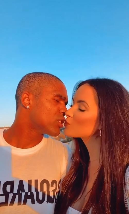 Kapadokyada sevgilisi Nathalia Felix ile tatil yapan Douglas Costa o habere tepki gösterdi