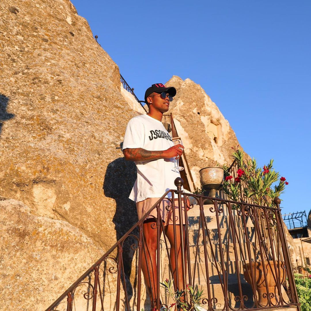 Kapadokyada sevgilisi Nathalia Felix ile tatil yapan Douglas Costa o habere tepki gösterdi