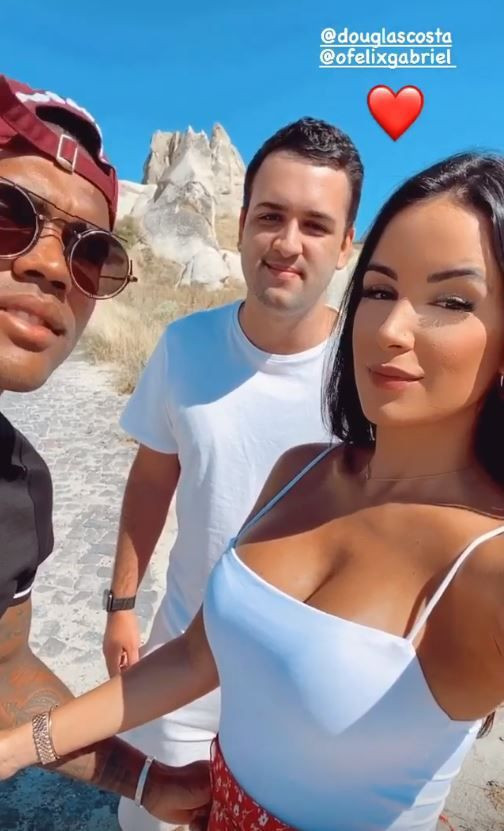 Kapadokyada sevgilisi Nathalia Felix ile tatil yapan Douglas Costa o habere tepki gösterdi