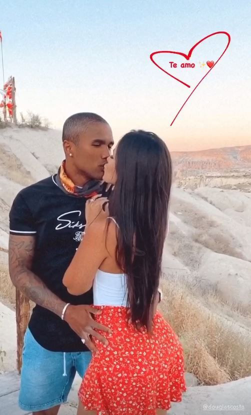 Kapadokyada sevgilisi Nathalia Felix ile tatil yapan Douglas Costa o habere tepki gösterdi