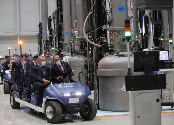 Cumhurbaşkanı Erdoğan, Kalyon Güneş Teknolojileri Fabrikasında incelemelerde bulundu