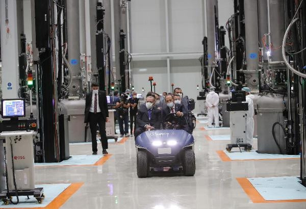 Cumhurbaşkanı Erdoğan, Kalyon Güneş Teknolojileri Fabrikasında incelemelerde bulundu