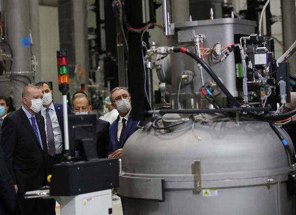 Cumhurbaşkanı Erdoğan, Kalyon Güneş Teknolojileri Fabrikasında incelemelerde bulundu
