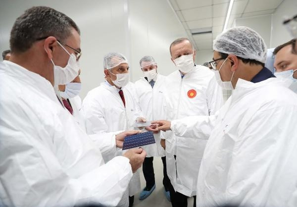 Cumhurbaşkanı Erdoğan, Kalyon Güneş Teknolojileri Fabrikasında incelemelerde bulundu