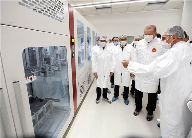 Cumhurbaşkanı Erdoğan, Kalyon Güneş Teknolojileri Fabrikasında incelemelerde bulundu