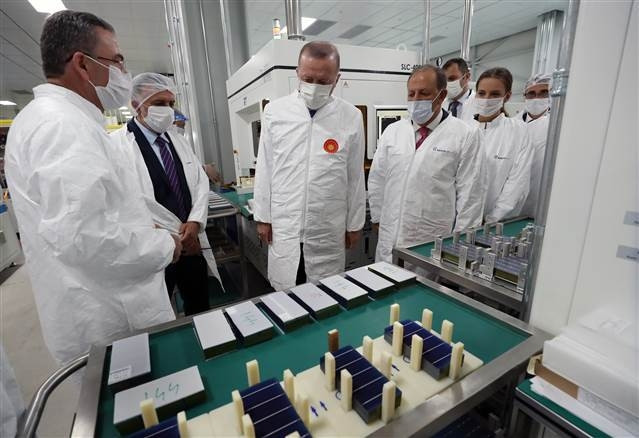 Cumhurbaşkanı Erdoğan, Kalyon Güneş Teknolojileri Fabrikasında incelemelerde bulundu