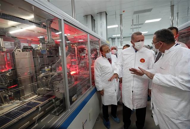 Cumhurbaşkanı Erdoğan, Kalyon Güneş Teknolojileri Fabrikasında incelemelerde bulundu