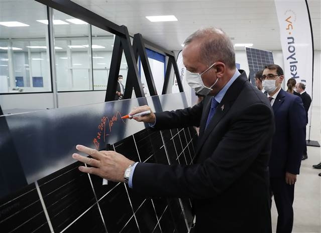 Cumhurbaşkanı Erdoğan, Kalyon Güneş Teknolojileri Fabrikasında incelemelerde bulundu