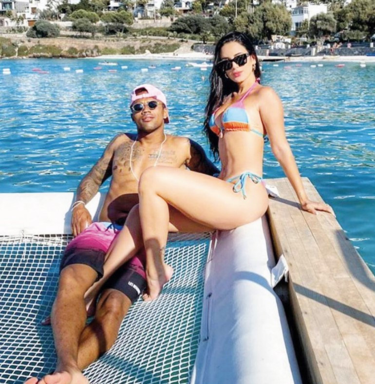 Ünlü futbolcular Mesut Özil, Douglas Costa Türkiyede