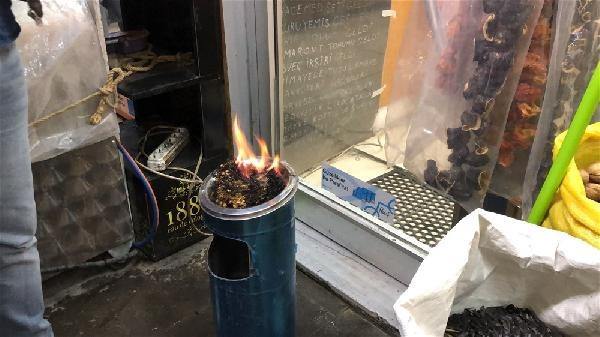 Karsı karasinekler bastı, esnaf ne yapacağını şaşırdı