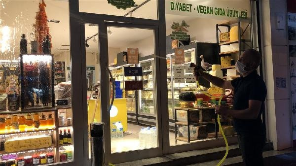 Karsı karasinekler bastı, esnaf ne yapacağını şaşırdı