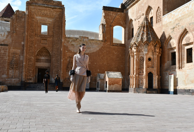 Tarihi sarayda defile