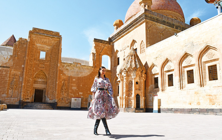 Tarihi sarayda defile